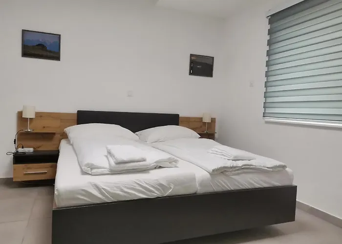 Ais Center Szálloda 2*